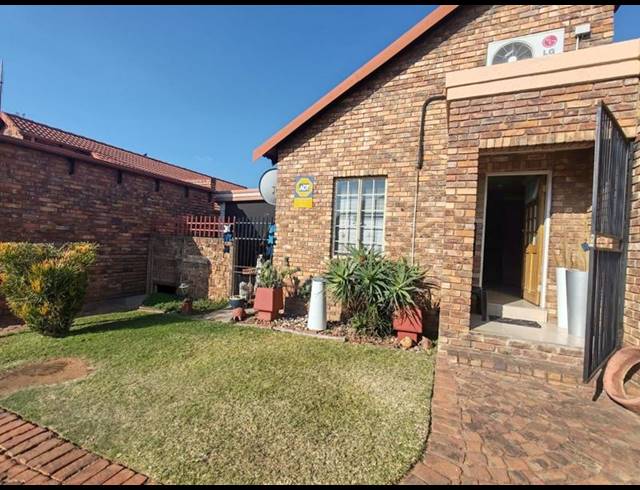 3 BEDROOM TOWNHOUSE FOR SALE IN CLAREMONT